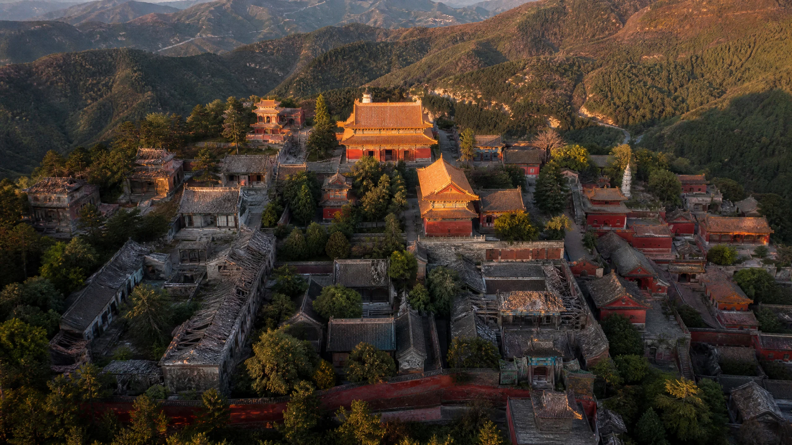 古建筑修复保护基金项目航拍图，展示修复前后的建筑​群