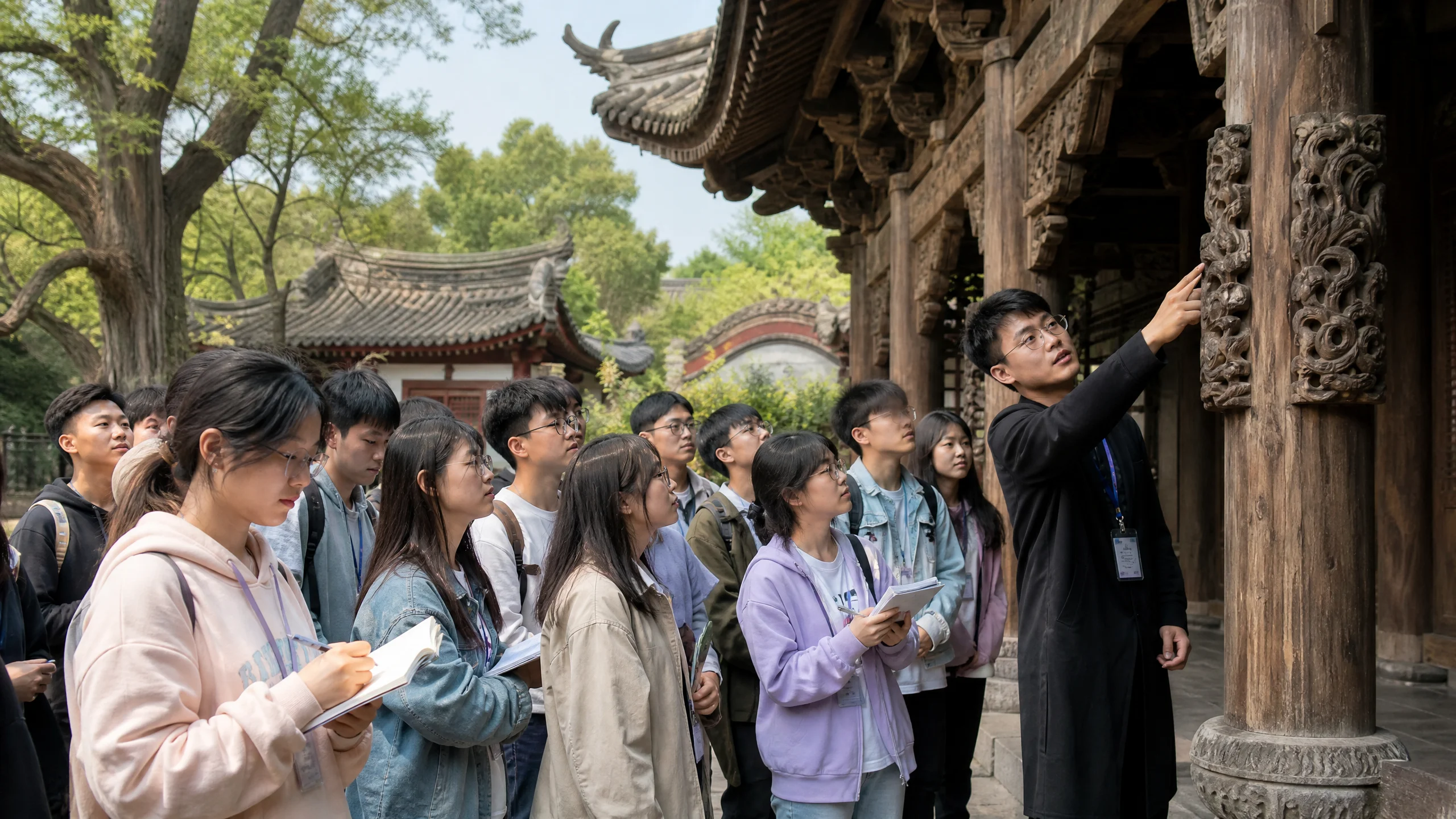 学员﻿在古建筑群中进行实地研学考察